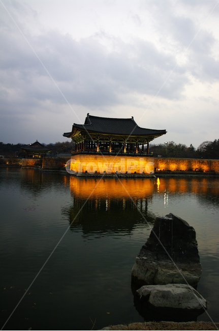 안압지,연못,경주,건축,지붕,traditional,전통,조명,빛,하늘,구름,풍경,야경,밤,풍경,nightscape,night,landscape,한국전통,한국문화,korean traditional,korean culture,랜드마크,landmark,tourist attraction,한국랜드마크,한국관광지,한국명소,korea landmark,korea tourist attraction,건축물,건물외관,exterior,building,structure,architecture,construction