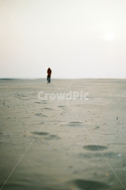바다,모래,외로움,쓸쓸함,발자국,다대포,beach,sand,alone,lonely,footprint,필름,필름사진,filmphoto,해변,바다,beach,sea,고독함,외로움,쓸쓸함,우울함,슬픔,lonely,solitary