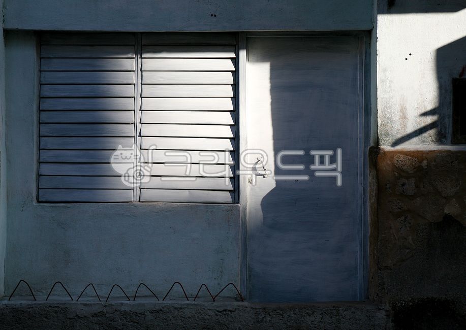 창문,셔터,나무문,현관,빛과그림자,window