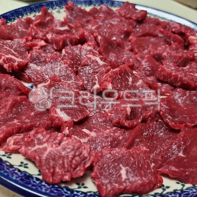 뭉티기,육회,한우육회,생고기,한우,고기,한국음식,소고기,육사시미,토속음식,전통음식,food,음식,식사,접시