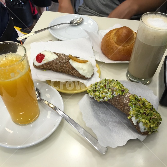 카놀리,오렌지주스,커피,브리오슈,아침,빵,베이커리,마실것,juice,beverage,이탈리아,음식,식재료,요리,food,cook,meal,dishes,food reserves