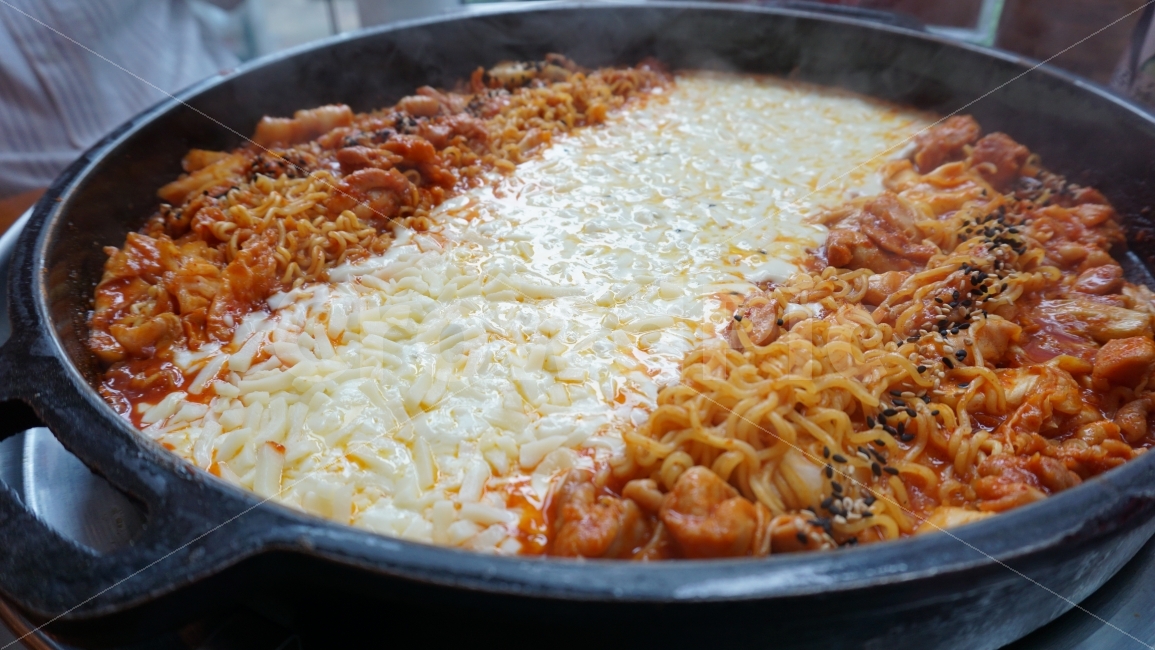 닭갈비,치즈닭갈비,모짜렐라치즈닭갈비,닭갈비2인분,라면사리,닭갈비한판,음식,식재료,요리,food,cook,meal,dishes,food reserves,육류,고기,meat,한식,한국음식,한국요리,korean food,korean dishes,korean meal,korean cook
