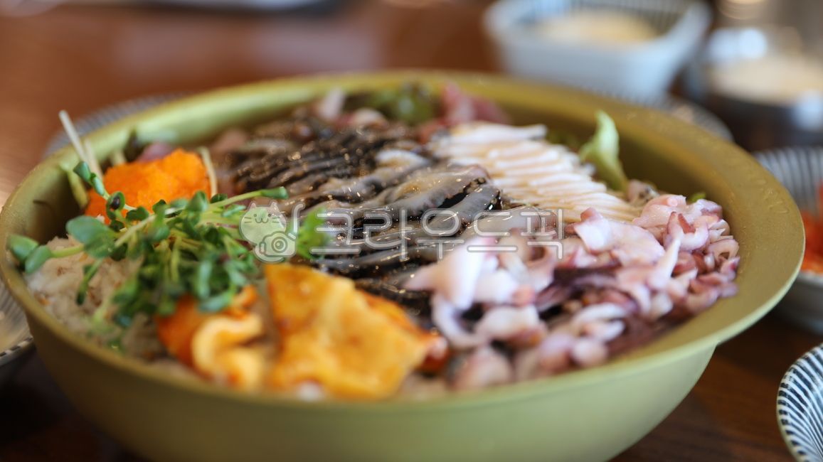 seasoning,Raw seasoned stew,plate,sauce,flyingfishroe,bowl,vegetable,livefish,Sokcho Restaurants,raw fish,spoon,ingredients,live abalone,abalone,cooking,koreanfood,seafood,Sea cucumber,sprout,flying fish roe,cheek,sea squirt,cook,aquaticproducts,Korean,So