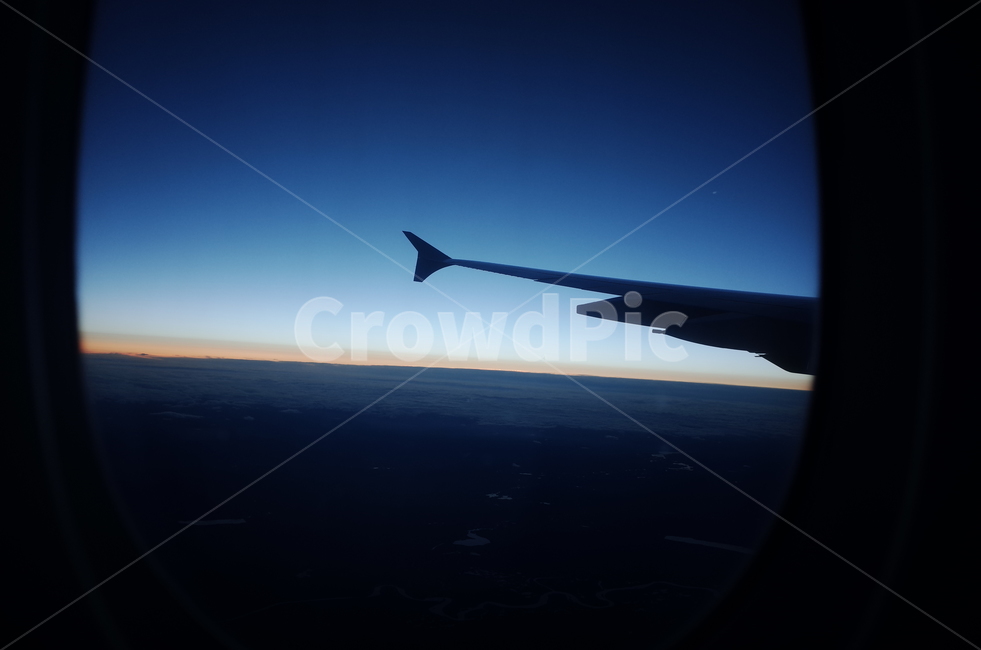비행기,airplane,노을,수평선,해질녘,일몰,일출,하늘,경치,배경,날개,창문,여행,window,air,travel,모험,adventure,레저활동,leisureactivities