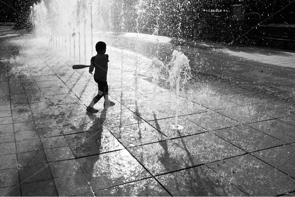 아이,분수,여름,더위,사람,물,여름,계절,summer,season,어린이,어린아이,child,children,kid,흑백,모노톤,monochrome,black and white,water