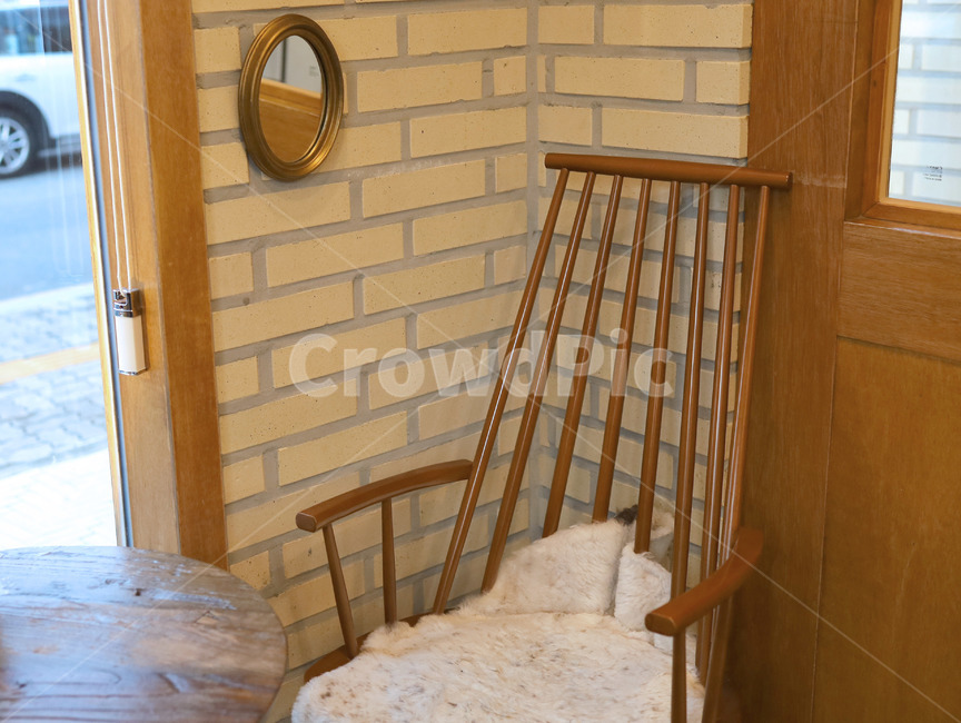 카페,거울,의자,나무,wood,견목,벽돌,아늑한,방석,인테리어,실내디자인,interior design