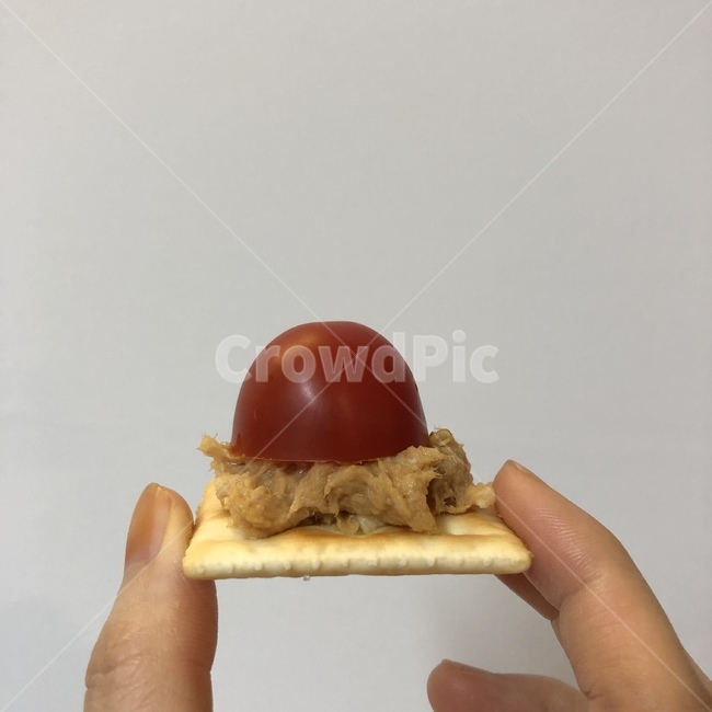 토마토,카나페,까나페,참치,크래커,비스킷,참치카나페,방울토마토,핑거푸드,홈쿡,디저트,와인,와인안주,안주,간식
