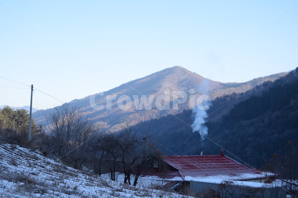 겨울,산골마을,산골,마을,눈,산,하늘,연기,풍경,winter,countryvillage,mountains,village,sky,smoke,겨울,계절,winter,season,자연,풍경,nature,landscape,한국자연풍경,한국자연경관,korea nature landscape,시골,마을,country,rural,town,outdoors,옥외,building,건물