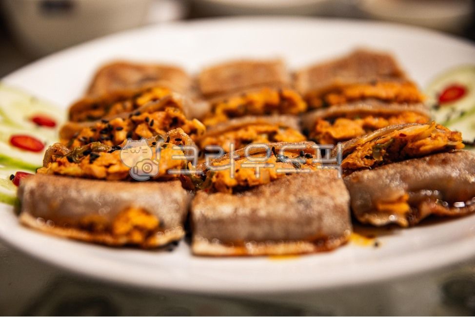 메밀반죽,김치,요리한,메밀전병,한국전통음식,buckwheatdough,kimchi,cooked,buckwheatpancake,traditionalkoreanfood