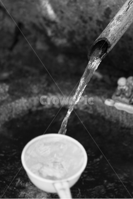 절,산,산속,약수,약수터,바가지,목마른,목마름,물,생수,식수,템플,템플스테이,흑백,감성,돌