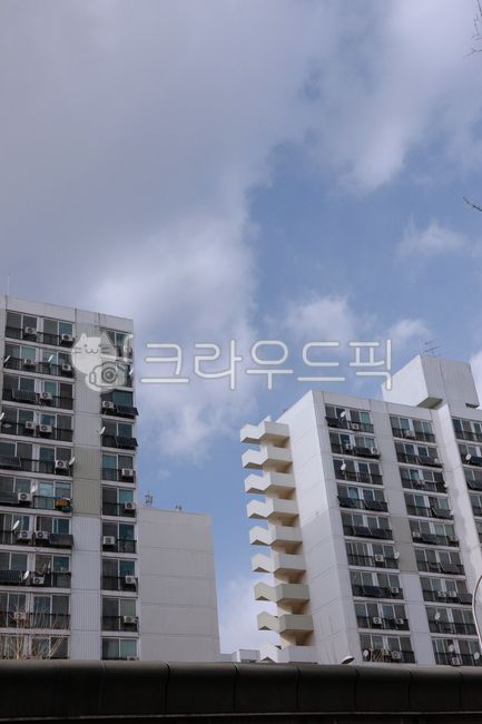 sky,town,city,building,cloud,highrise,urban,apartmentbuilding,high rise building,apartment