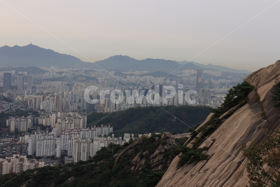 서울풍경,도시풍경,빌딩숲,빌딩,능선,안개,서울,건물,풍경,landscape,cityview,랜드마크,landmark,암벽,63빌딩,산,인왕산,나무,숲,도시,풍경,city,landscape,한국도시풍경,한국도시경관,korea cityscape,nature,자연,outdoors,옥외,경치,scenery,aerial view,조감도,slope,경사