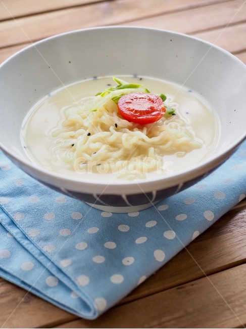 콩국수,여름음식,국수,누들,냉콩국수,한국음식,식품,한식,한국문화,음식,한국,배경,음식문화,웰빙,문화,아시아,아시아음식,접시,전통,젓가락,오이,방울토마토,여름,계절,summer,season,음식,식재료,요리,food,cook,meal,dishes,food reserves,면류,면요리,noodles,한식,한국음식,한국요리,korean food,korean dishes,korean meal,korean cook,bowl,사발,dish,식사