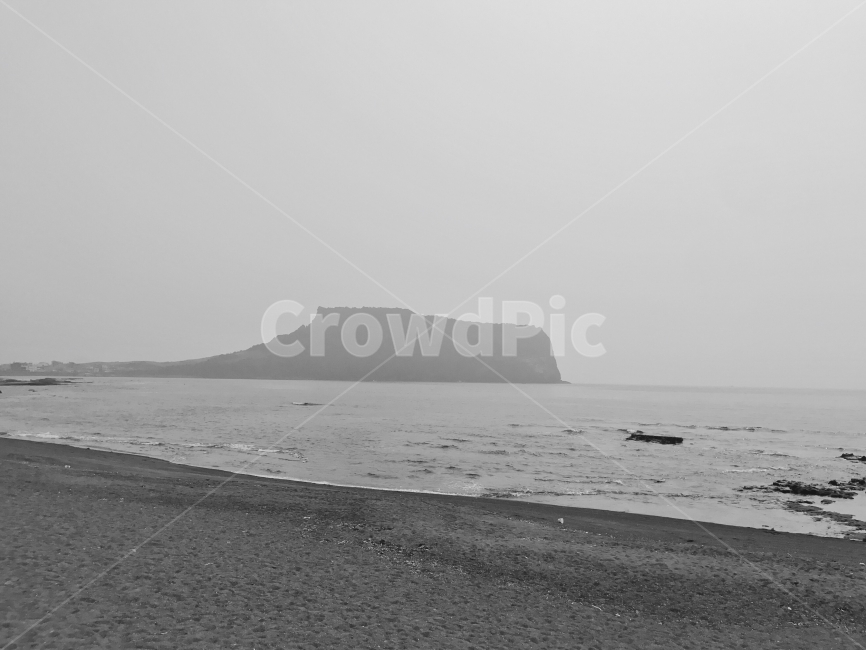 흑백,해변,바다,성산일출봉,여름,자연,풍경,nature,landscape,한국자연풍경,한국자연경관,korea nature landscape,해변,바다,beach,sea,제주도,jeju,jeju island,흑백,모노톤,monochrome,black and white,outdoors,옥외,ocean,대양,water,물,shoreline,해안선,promontory,곶