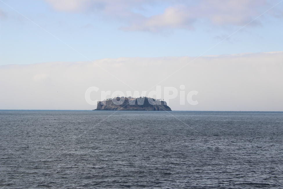 바다,섬,외로움,푸른바다,작은섬,island,koreanisland,자연,풍경,nature,landscape,land,땅,outdoors,옥외,water,물,sea,ocean,대양,shoreline,해안선,coast,연안