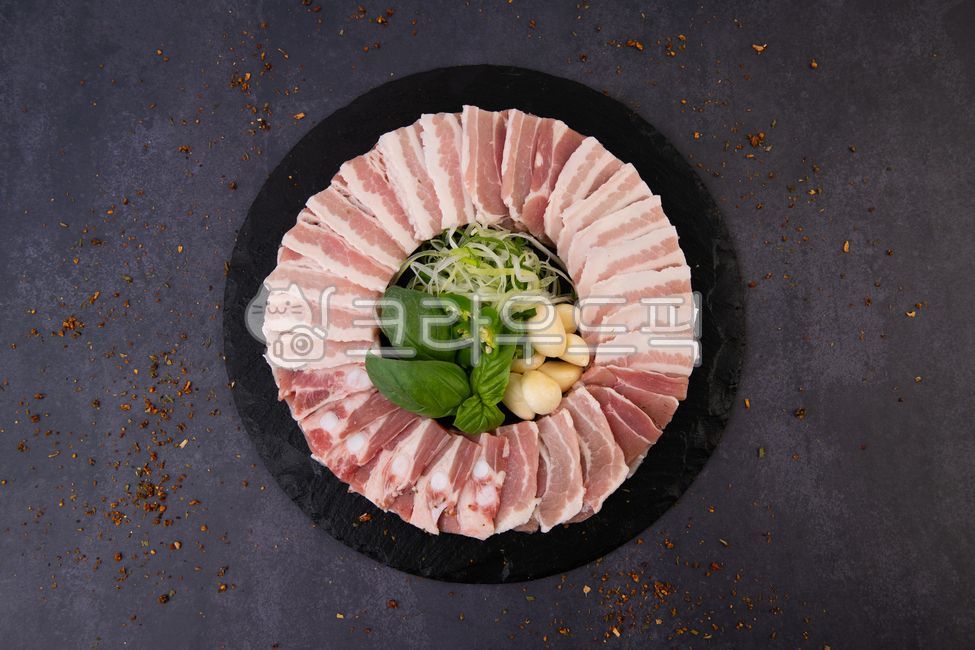 Pork belly,frozen pork belly,cold pork,package,frozen,raw meat,meat,pork belly,pork,for sale,meal kit,green onion salad,garlic,vegetables