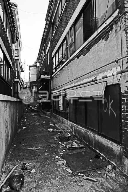 redevelopment,Uiwang city,redevelopment district,Multifamily housing,Demolition,house,Naeseonla District,alley,Naesondong,abandoned house,multigenerational housing,Grayscale