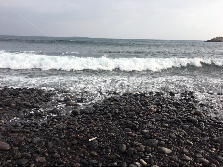자갈,제주도,파도,바다,겨울바다,자연,해변,sea,wave,jejudo,해수욕장,jeju,landscape,nature,한국,흰색,검은색,돌멩이,몽돌해변
