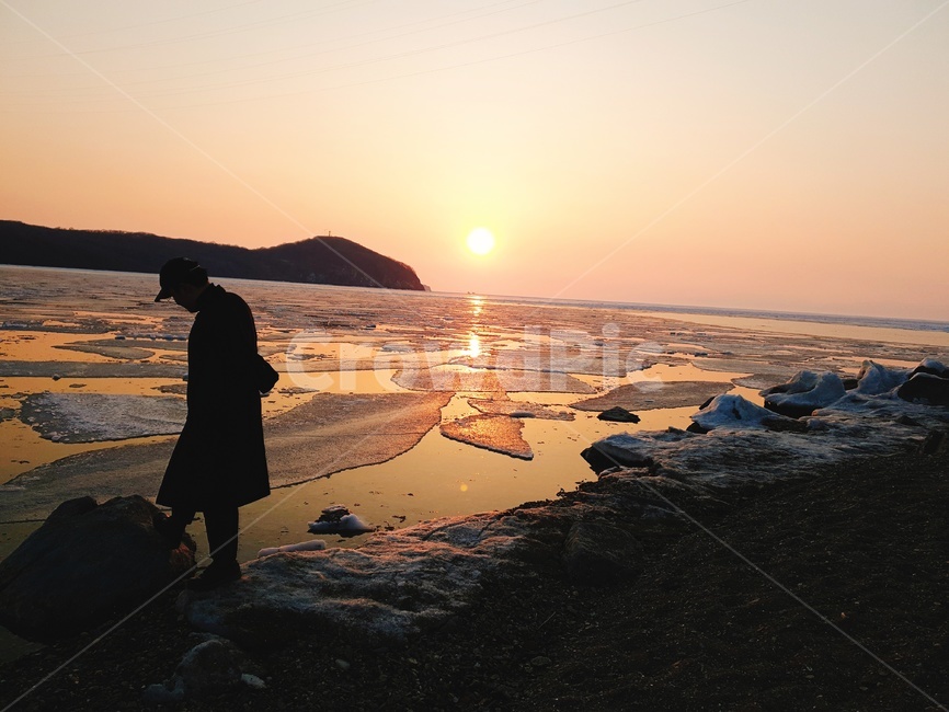 석양,얼음,바다,자갈,태양,자연,풍경,nature,landscape,사람,인물,인간,human,person,남성,남자,man,male,인물실루엣,사람실루엣,character silhouette,human silhouette,light,빛,flare,플레어