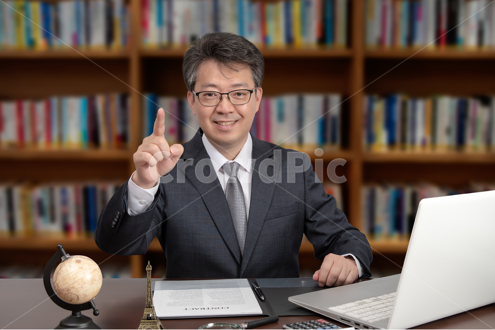 비즈니스,중년,남성,남자,비즈니스맨,비지니스,비지니스맨,1명,중장년,40대,50대,회사원,사업,웃는,사업가,정장,양복,슈트,지구본,책장,노트북,컨셉,개념,책,책꽂이,한국인,사장,회장,매니저,관리자,ceo,사장님,컨설팅,컨설턴트,계약,회계사,법무사,변호사,계약서,성공한,미소짓는,미소,돋보기,일본인,중국인,아시아인,사람,인물,인간,human,person,남성,남자,man,male,산업,industry,industrial,비즈니스,사업,business,service,work