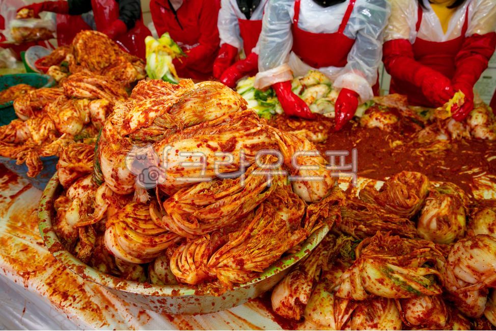 김치,김장,김장준비,김치공장,고추가루,공장,절임배추,배추김치,전통음식,겨울음식,야채,채식,발효,신선한,빨간,단체,봉사활동,행사,배추,고추장,양념,반찬,손,한식,한국음식,한국,한국의