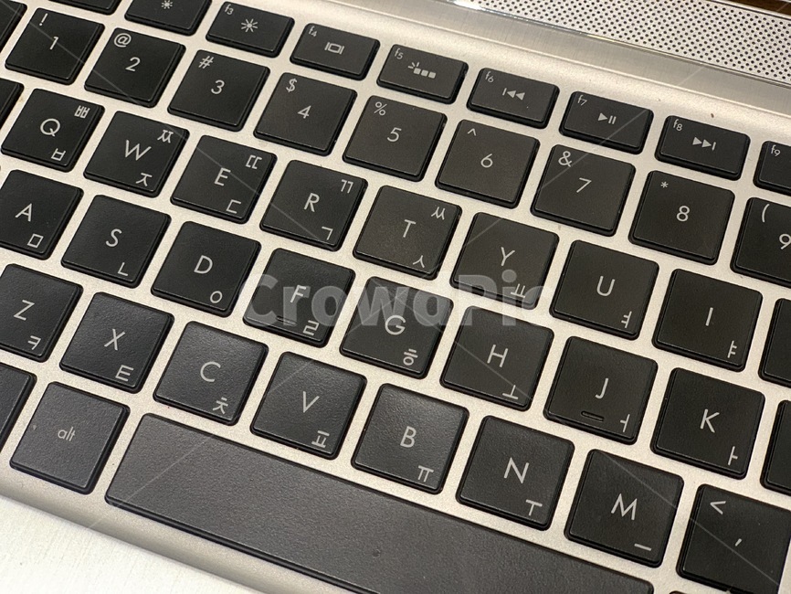 computerhardware,컴퓨터하드웨어,keyboard,건반,computerkeyboard,컴퓨터키보드,hardware,하드웨어,electronics,전자제품,computer,컴퓨터,object,concept,물건,사물,연출,컨셉,한글,영어,기호,자판,검정,검은색,오브젝트,matter,노트북,정보통신기술,전자기기,전자제품,it,information,technology,electronic equipment
