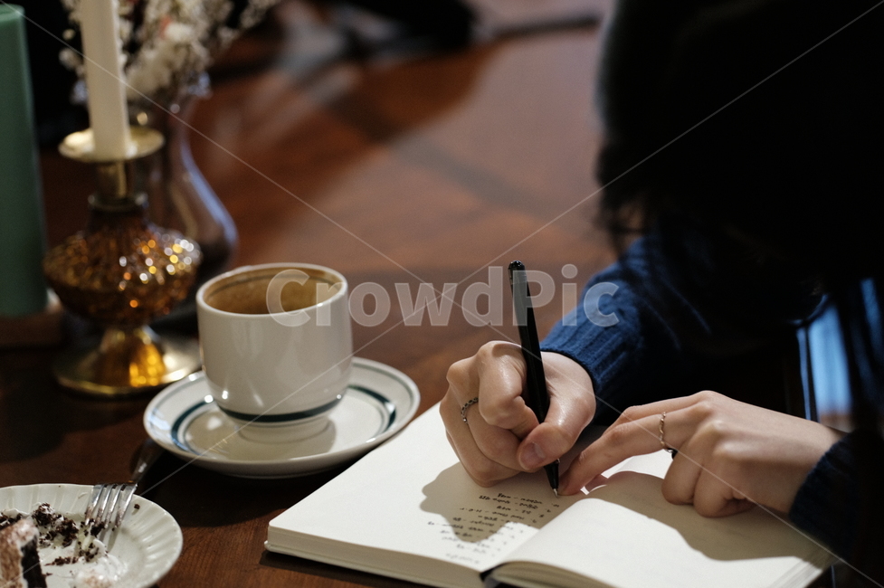 다이어리,기록,찻잔,머그잔,커피,카페,손,손글씨,사람,인물,인간,human,person,커피,카페,coffee,cafe