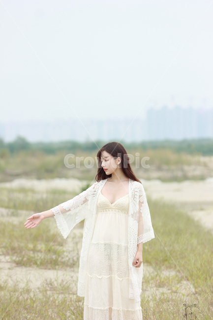 감성사진,예쁜여자,자연광,미소,옆모습,전신,미인,여인,white,하얀색,원피스,사람,인물,인간,human,person,여성,여자,woman,female,lady,패션스타일,의상,fashion,style,감성,sensible,feeling
