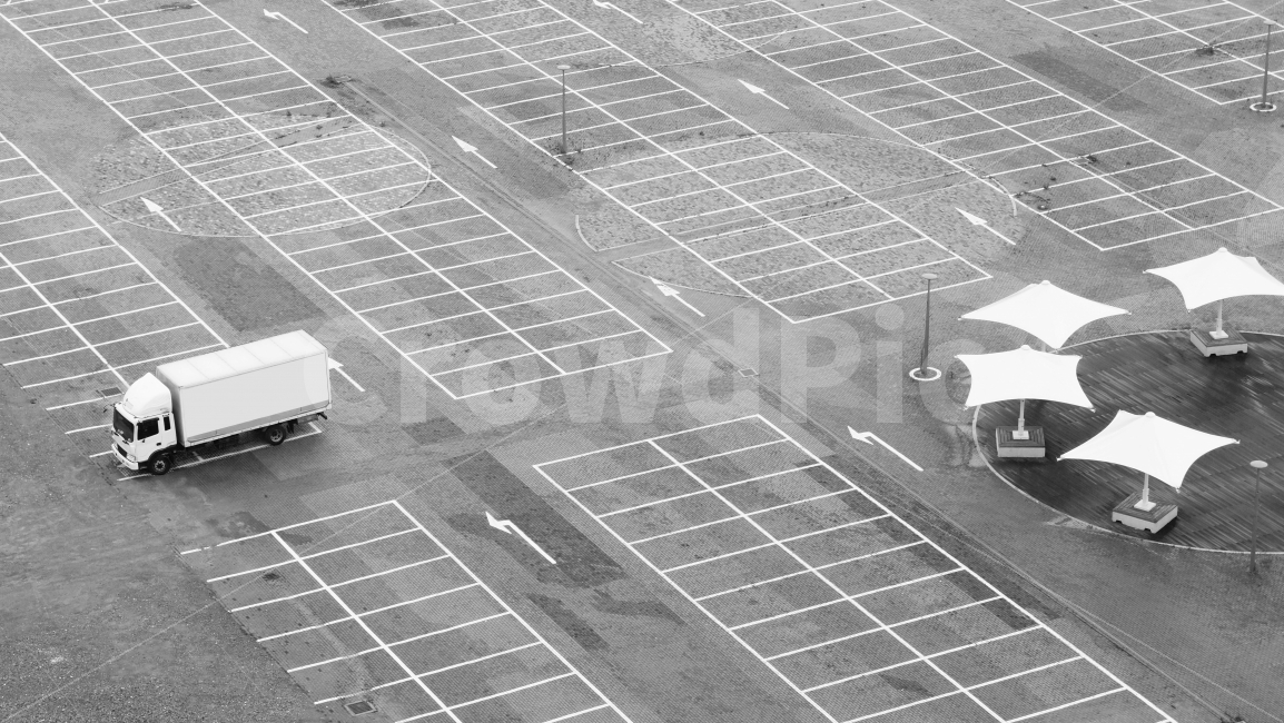 	트럭,주차장,파라솔,흑백사진,아스팔트,공간,흰색,화살표,parking,car,blackandwhite,space,asphalt,gray,grey,grass,sand,white,truck,arrow,자동차,여유로움,한가함,흑백,모노톤,monochrome,black and white,교통,교통수단,traffic,transportation,automobile,vehicle,차량,차