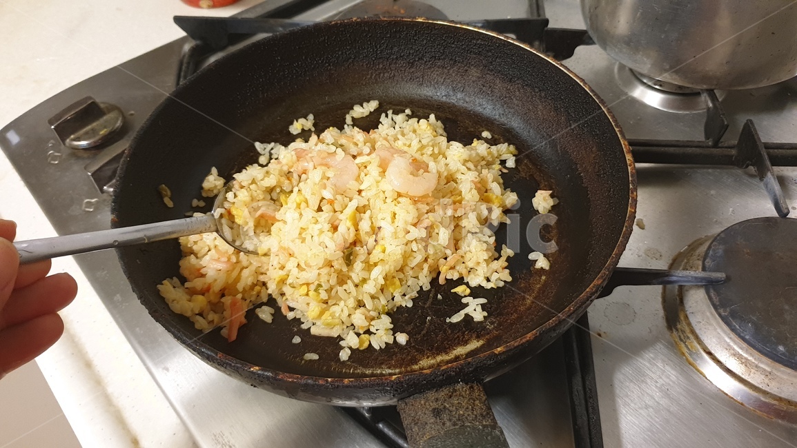 새우볶음밥,요리,조리,레시피,recipe,후라이팬,요리도구,조리도구,숟가락,식사,메뉴,부엌,주방,손,손가락,손동작,가스렌지,food,rice,볶음밥,주방,키친,부엌,주방용품,요리도구,kitchen,kitchenware,cookroom,cookingutensil,음식,식재료,요리,food,cook,meal,dishes,food reserves