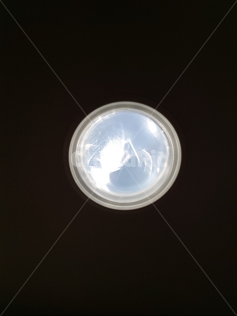 둥근,달,빛,원,round,circle,window,ceiling,천장,천정,등,moon,light,밝음,bright,어둠,dark,black,대비,대조,contrast,배경,wallpaper,바탕화면,background,틀,frame,도형,원형,희망,hope,탈출구,exit,통로,passage,열린,open,창,창문,조명,햇빛,sunshine,sunny,밤,낮,day,night,인테리어,실내디자인,interior design