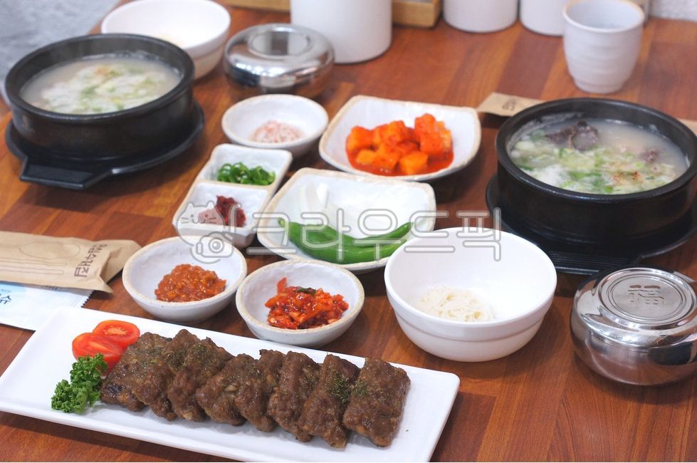 plating,one meal,sidedish,meatstew,Tteokgalbi,dinner,food,koreasetmeal,side dish,meal,koreansteak,porkstew,mincedbeefpatties,Hanjeongsik,Pork soup and rice,Plating,setmenu,tteokgalbi,grilledshortribpatties,cooking,Gukbap