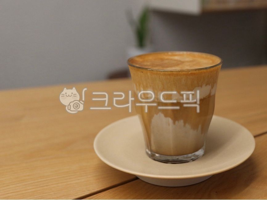 커피컵,컵,커피,라떼,캬라멜라떼,받침접시,카페인,갈색,브라운,우유,달콤한,따뜻한음료,따뜻한음료