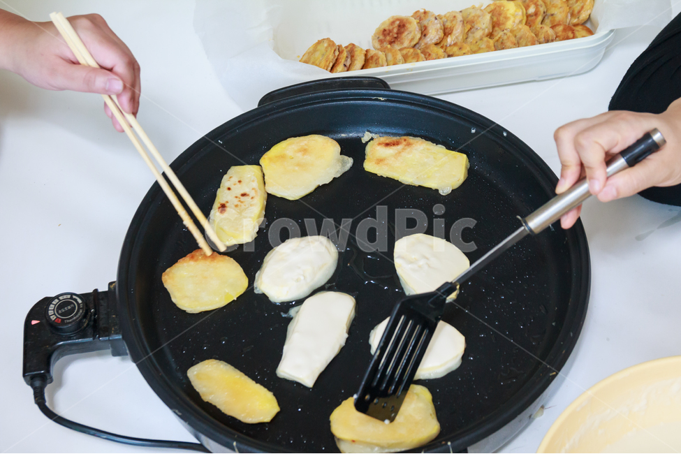 전,부침개,명절,추석,설날,고구마전,고구마,프라이팬,후라이팬,밀가루,기름,명절음식,음식,요리,동그랑땡,명절준비,제사,제사음식,제사준비,한국음식,젓가락,기름진,전통,먹음직스런,다이어트,손,뒤집개,한국전통,한국문화,korean traditional,korean culture,음식,식재료,요리,food,cook,meal,dishes,food reserves,한식,한국음식,한국요리,korean food,korean dishes,korean meal,korean cook