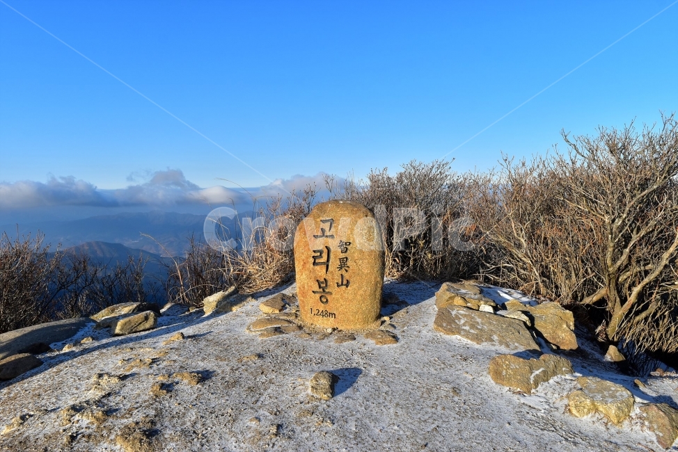 지리산,서북능선,노고단,풍경,비경,명산,국립공원,성삼재,묘봉치,만복대,고리봉,반야봉,천왕봉,정령치,세걸산,세동치,부운치,팔랑치,산행,등산,트레킹,National,Park,철쭉,파란,하늘,바래봉,사진,산그리메,산너울,명선봉,토끼봉,힐링,감성,전망,조망,아름다운,수려한,nature,lanscape,겨울,계절,winter,season,자연,풍경,nature,landscape,한국자연풍경,한국자연경관,korea nature landscape,ground,바닥,dirt road,흙길,gravel,자갈,road,도로