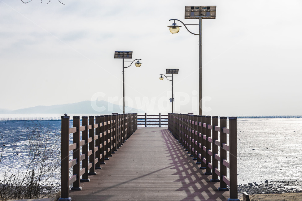 장봉도,선착장,섬,공원,가로등,수평선,바닷가,자연,풍경,nature,landscape,water,물,boardwalk,산책로,bridge,다리,building,건물,railing,난간,waterfront,워터 프론트
