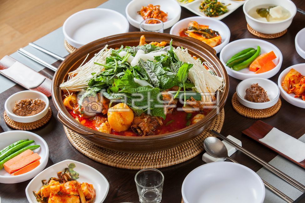 pepper,tray,Spoon holder,Chicken dishes,chicken,local food,Rattan,Chicken doritang,green onion,bamboo tray,potato,bamboo stand,Korean food,rattan support,plate holder,rattan tray,Altarimu,mushroom,delicacy,kimchi,folk food,Korean,Native Chicken Bokkeumtan