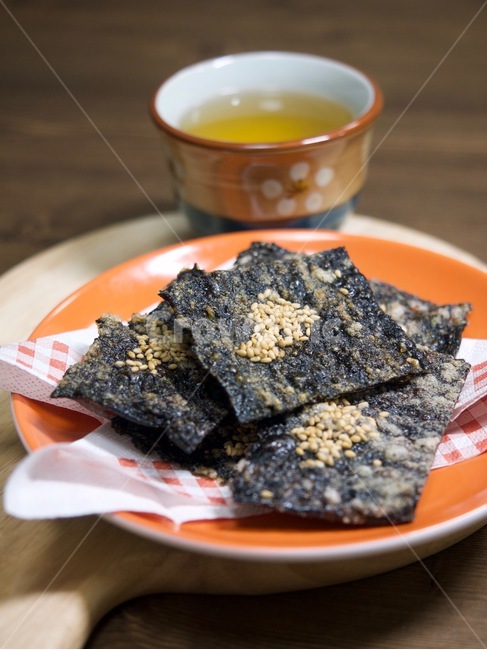 biscuits,Seaweed bugak,seaweed snacks,seaweed,crackers,seaweed crackers,cookies,food,sesame seeds,wellness,Korean food,Asian food,snacks,black food,Korea