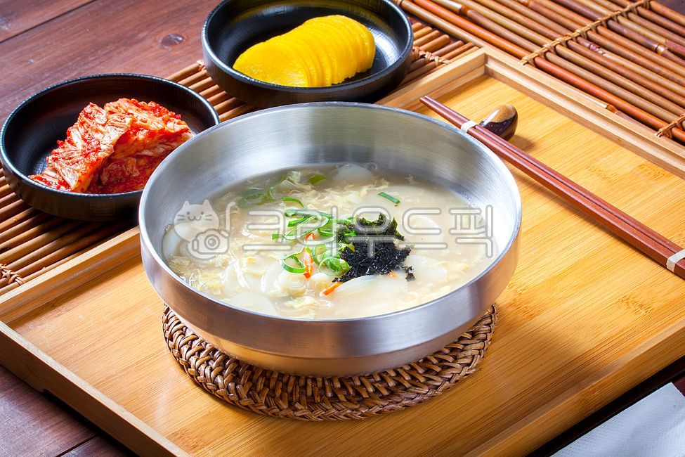 떡,떡국,가래떡,떡만두국,쌀떡,김,대파,김가루,국물,가정식,한국가정식,김치,단무지,식당,분식,분식점,분식음식,음식점,별미,영양식,간편식,떡요리,요리,한국요리,전통요리,한국음식,전통음식,민속음식,점심,점심식사,한식,한국음식점,맛집,food,음식,그릇,식사