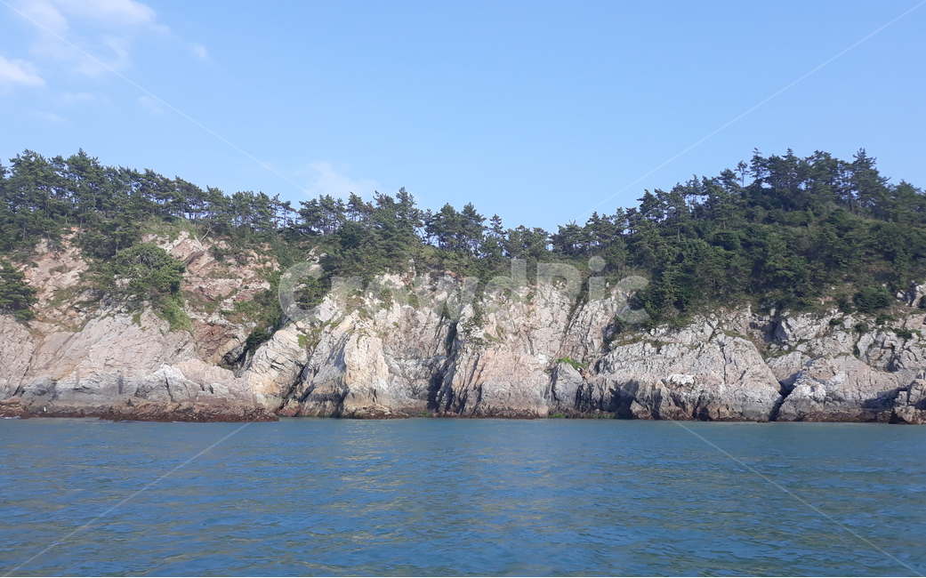 섬,산,나무,절벽,풍경,자연,바다,물,바닷물,바닷가,해안선,해안,한국,대한민국,낮,파랑,파란색,블루,하늘,맑은,암벽,돌,스톤,숲,자연,풍경,nature,landscape,한국자연풍경,한국자연경관,korea nature landscape,outdoors,옥외,land,땅,water,shoreline,promontory,곶,sea,ocean,대양,cliff,낭떠러지