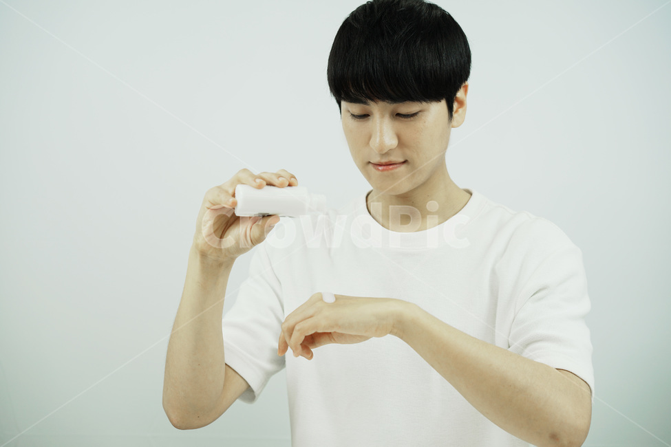 남자,뷰티,스킨케어,피부관리,화장품,로션,beauty,skincare,cosmetic,남성,lotion,그루밍족,사람,인물,인간,human,person,남성,남자,man,male,뷰티,미용,beauty treatment