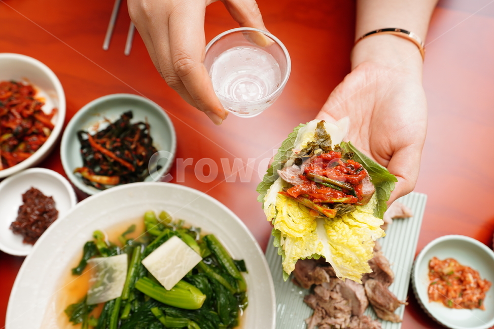 김치,한식,먹거리,반찬,채소,야채,food,집밥,human,인간,person,사람,술,알콜,수육,보쌈,고기,안주,음식,식재료,요리,food,cook,meal,dishes,food reserves