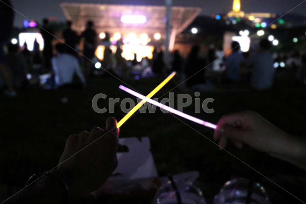 축제,손,사람손,친구,야광,light,불빛,빛,우정,밤축제