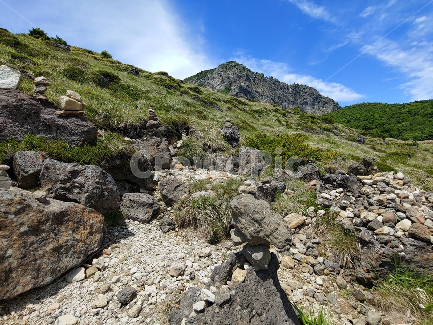 하늘,산,구름,들판,돌탑,mountain,sky,clouds,green,초록,등산,한라산,배경,바위,rock,stone,tower