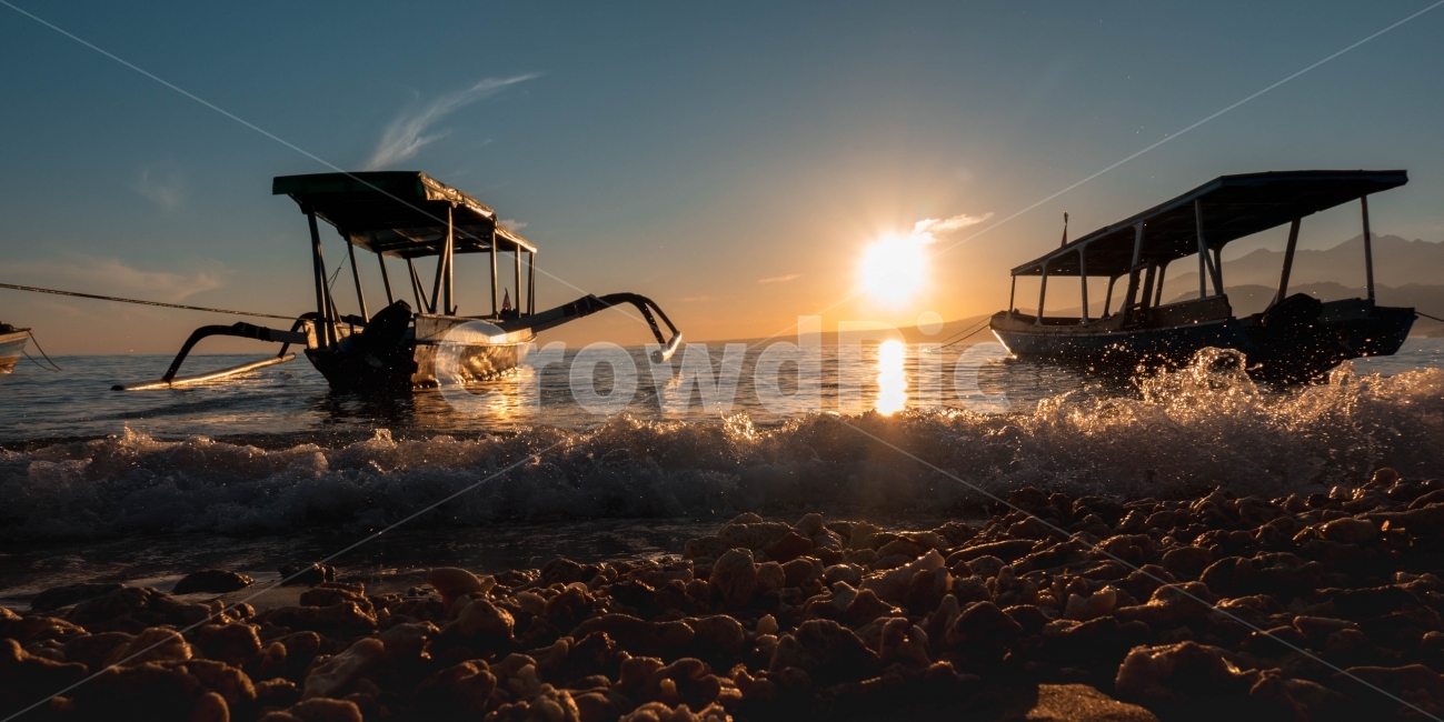 해변,노을,배,태양,파도,어선,바다,자갈,sea,sunset,wave,sun,beach,ship,거품,풍경,보트,boat,인도네시아,산업,industry,industrial,어업,fishery,fishing industry,교통,교통수단,traffic,transportation,flare,플레어,light,빛