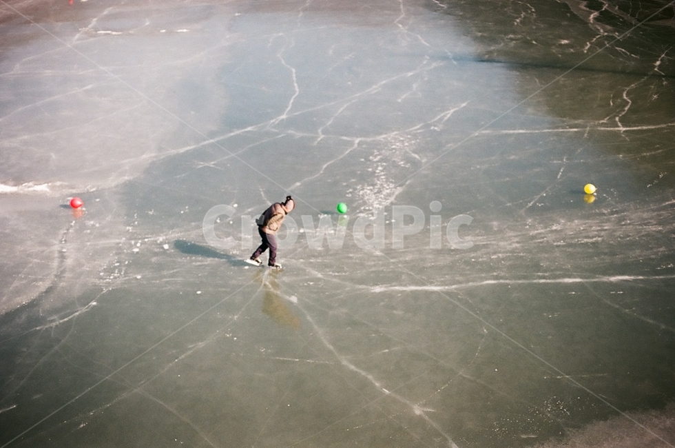 스케이트,시골,강,얼음,빙판,감성,분위기,필름,필름사진,촌동네,겨울,계절,winter,season,사람,인물,인간,human,person,스포츠,레저,운동,sports,leisure,exercise