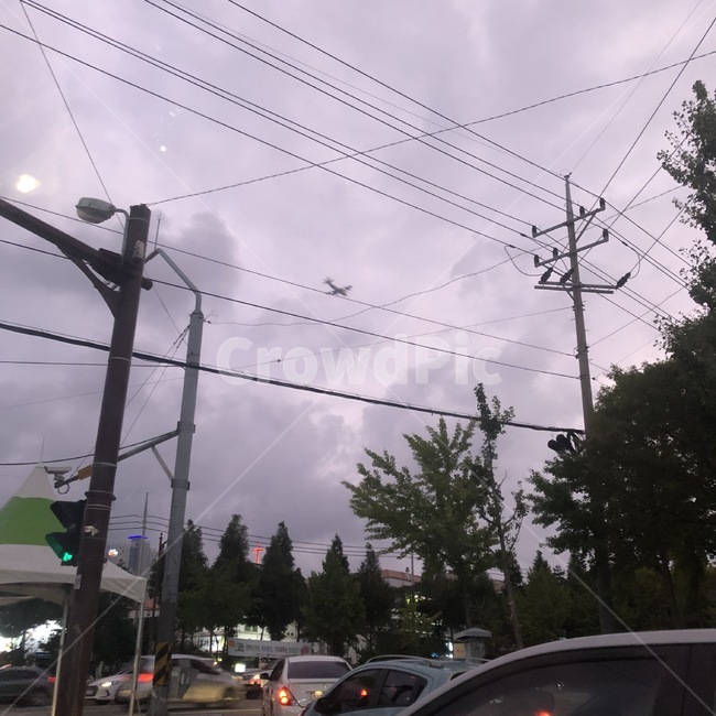 cloud,automobile,airplane,Traffic Light,electric cord