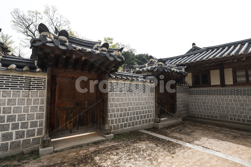 경복궁,문화재,서울,건축,궁전,문,단청,지붕,기와,돌담,돌기둥,고건축,한국,건청궁,창호지,서까래,석가래,기둥,창살,흙길,주춧돌,추녀,목조건축물,창문,중문,한국전통,한국문화,korean traditional,korean culture,건축물,건물외관,exterior,building,structure,architecture,construction