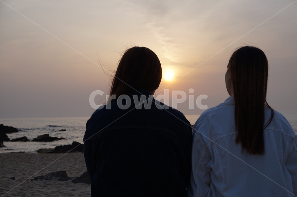 뒷모습,여자들,긴머리,해돋이,바다,일출,사람,인물,인간,human,person,여성,여자,woman,female,lady,친구,우정,friendship,companion,여행,휴가,traveling,vacation,trip