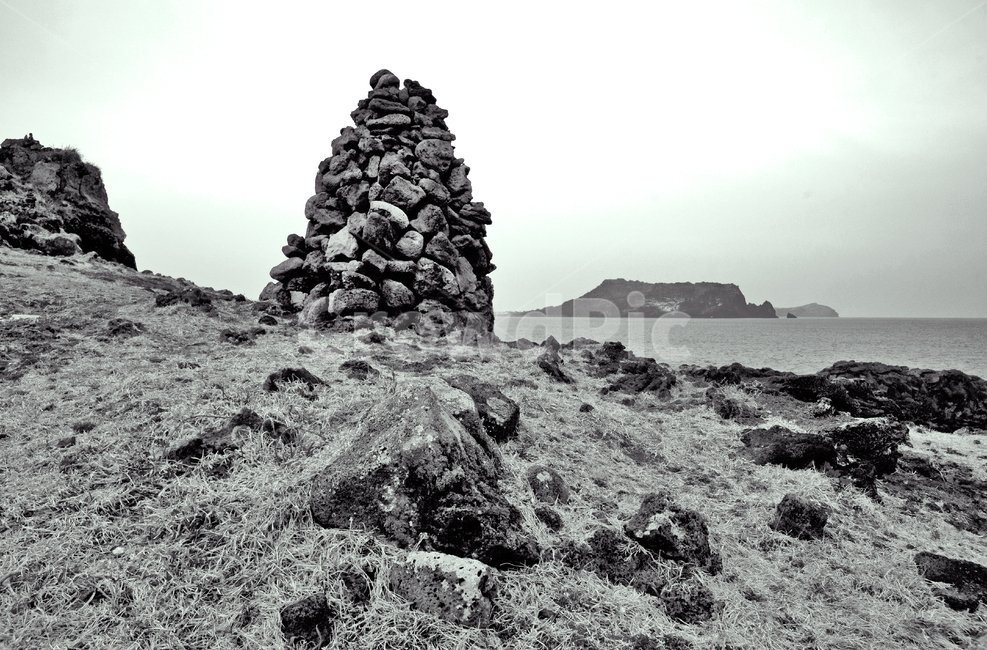 방사탑,섭지코지,성산일출봉,제주도,흑백,자연,풍경,nature,landscape,한국자연풍경,한국자연경관,korea nature landscape,제주도,jeju,jeju island,흑백,모노톤,monochrome,black and white